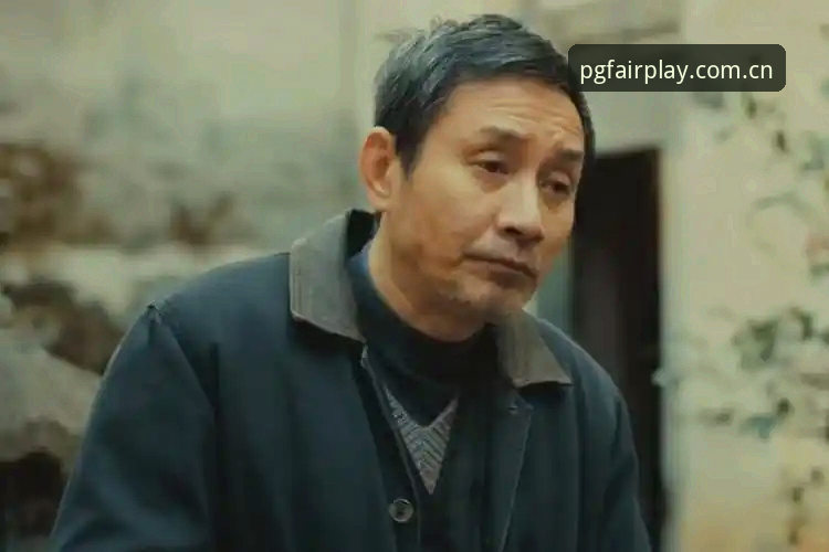 深夜十二点，老陈关掉电视，手机屏幕却还亮着。他反复滑动着PG麻将胡了官方赛事速报的页面，把一场逆转局的每个回合拆开来看。老陈在国企做了二十年调度，习惯把一切安排得明明白白——早上五点四十起床，六点出门，买菜，上班，晚上看两小时棋牌赛事。他跟我说：“我每天看的东西不多，但看了就一定要看懂。看不懂的，我睡不着觉。”所以当他发现PG麻将胡了试玩平台中国官方这次改版后，赛事速报的呈现逻辑和以前完全不同时，他花了整整一周时间，把v2.0.5版本的每个角落都翻了一遍。他最终得出一个结论：这次改版，改的不是界面，是思维方式。